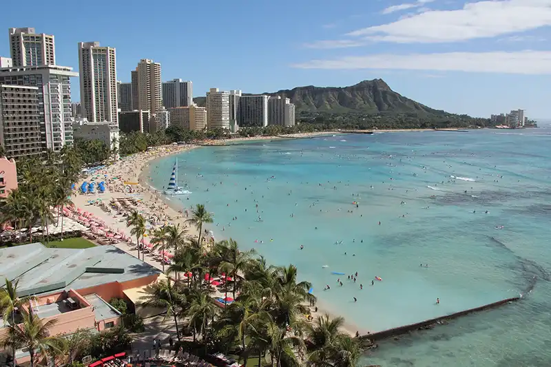 Waikiki Beach et Diamond Head – Combiné Hawaii Oahu & Maui Vue sur Waikiki Beach et Diamond Head à Honolulu, île d’Oahu, Hawaii