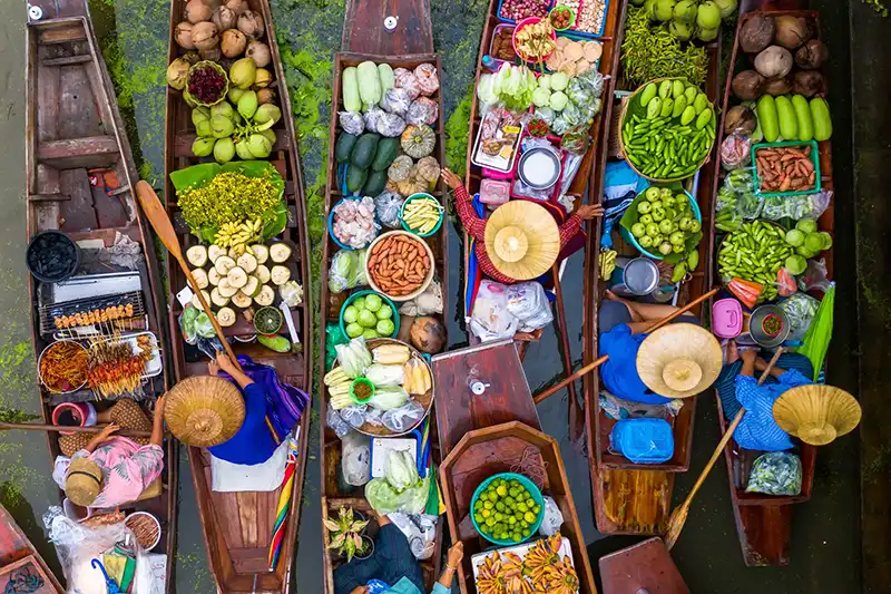 Marché flottant en Thaïlande vu du dessus, bateaux colorés remplis de fruits et légumes Marché flottant en Thaïlande vu du dessus, bateaux colorés remplis de fruits et légumes
