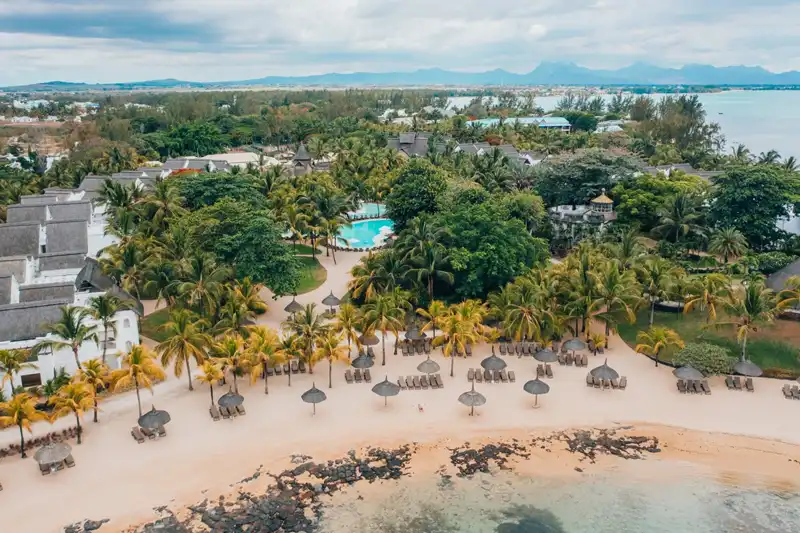 Vue aérienne du Canonnier Beachcomber à l’île Maurice, plage et cocotiers