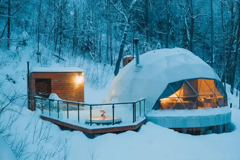 Dôme Charlevoix en hiver avec spa extérieur privé au cœur de la forêt enneigée