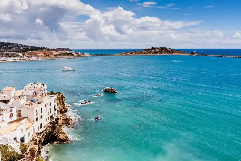 Vue sur la côte d’Ibiza et les eaux turquoise de la Méditerranée