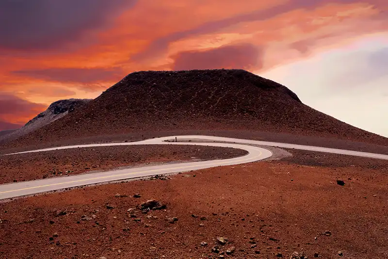 Route panoramique du Haleakalā sur l’île de Maui au lever ou coucher du soleil