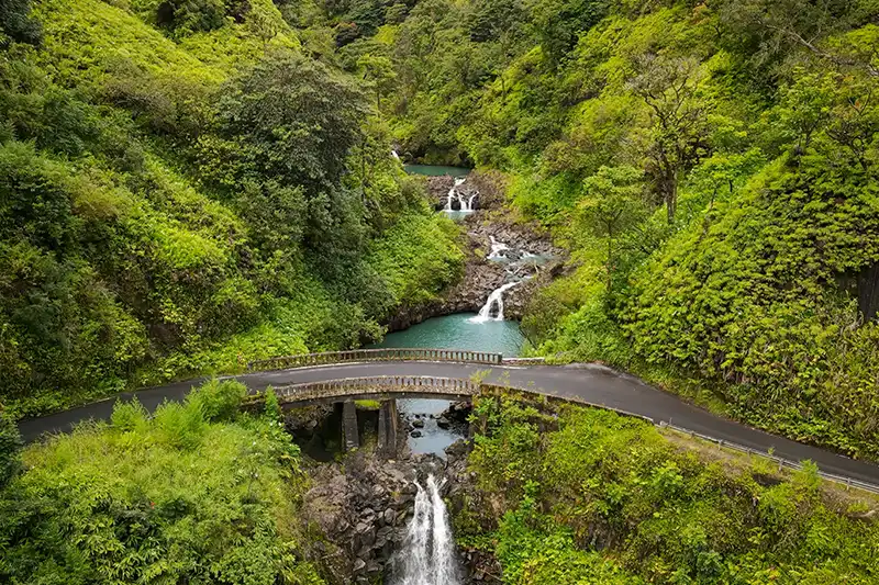 Paysage verdoyant et cascades le long de la Road to Hana à Maui, Hawaii