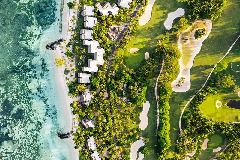 Vue aérienne du Paradis Beachcomber à l’île Maurice, plages et piscines