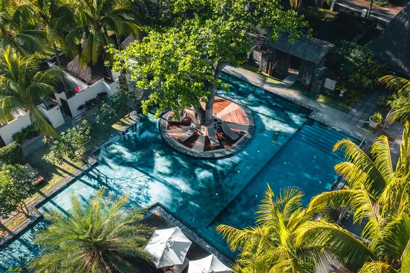 Aperçu du Shandrani Beachcomber à Maurice, lagon et végétation tropicale
