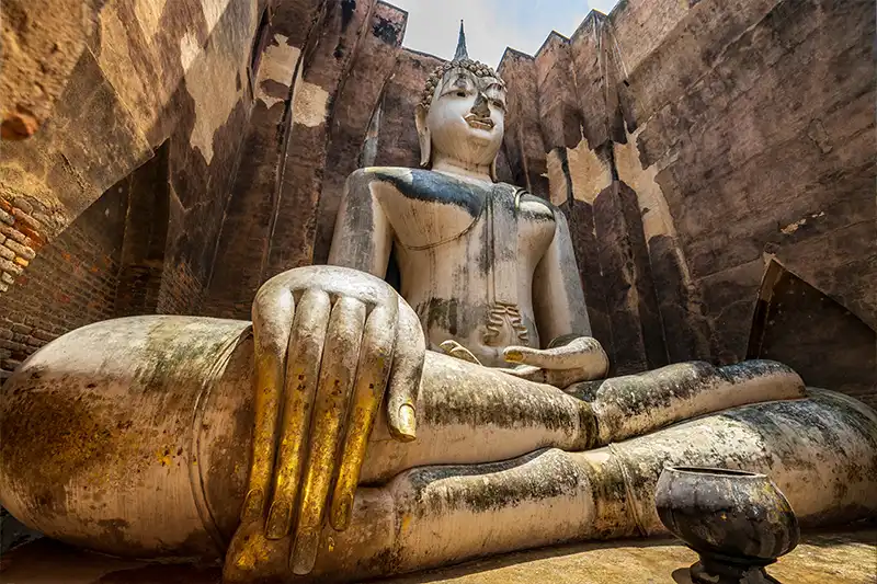 Statue du grand Bouddha à Sukhothaï en Thaïlande, au cœur d’un ancien temple