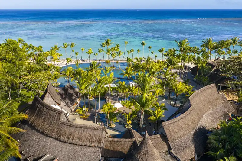 Plage du Trou aux Biches Beachcomber à l’île Maurice avec transats et eaux turquoise
