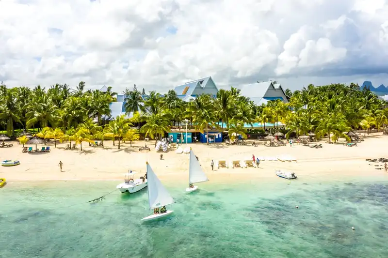 Vue aérienne du Victoria Beachcomber à l’île Maurice, piscine et jardins tropicaux