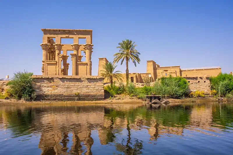 Temple de Philae sur les rives du Nil à Assouan
