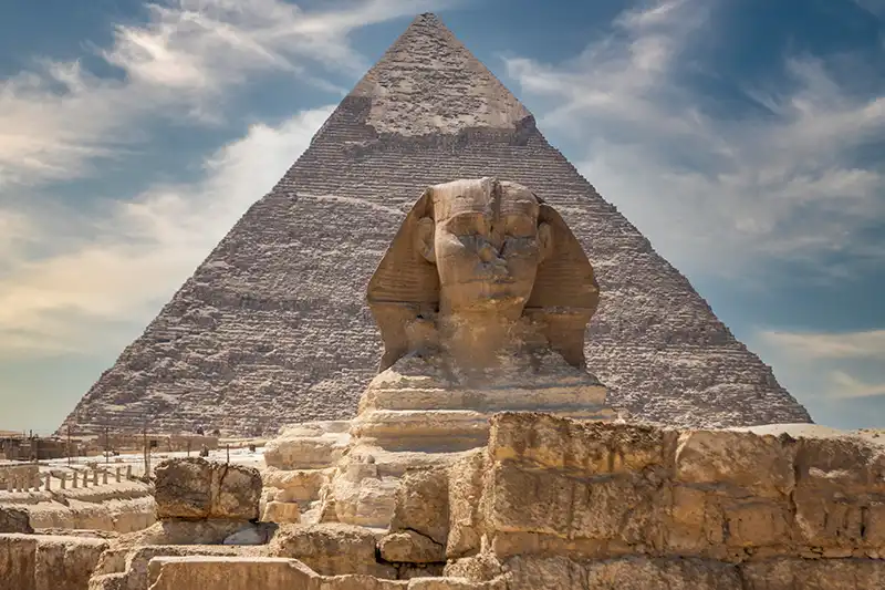 Sphinx et pyramide de Khéops sur le plateau de Gizeh