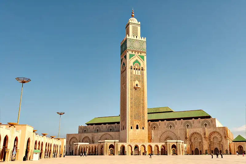 Mosquée Hassan II à Casablanca avec son minaret dominant l’esplanade
