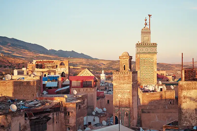 Minaret et toits de la médina de Fès au coucher du soleil