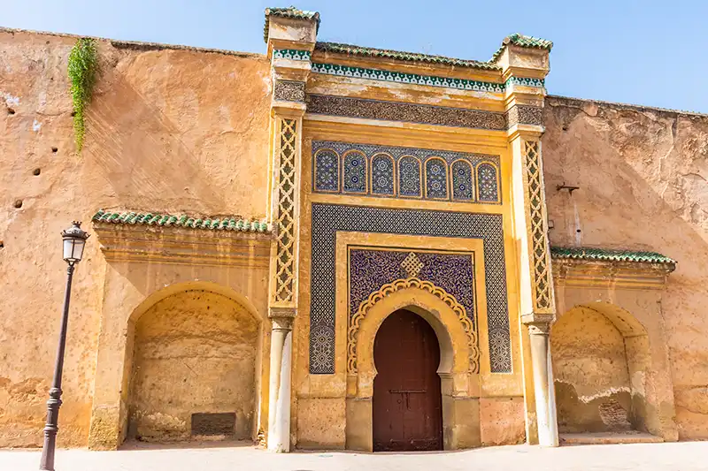 Porte historique décorée de mosaïques à Meknès