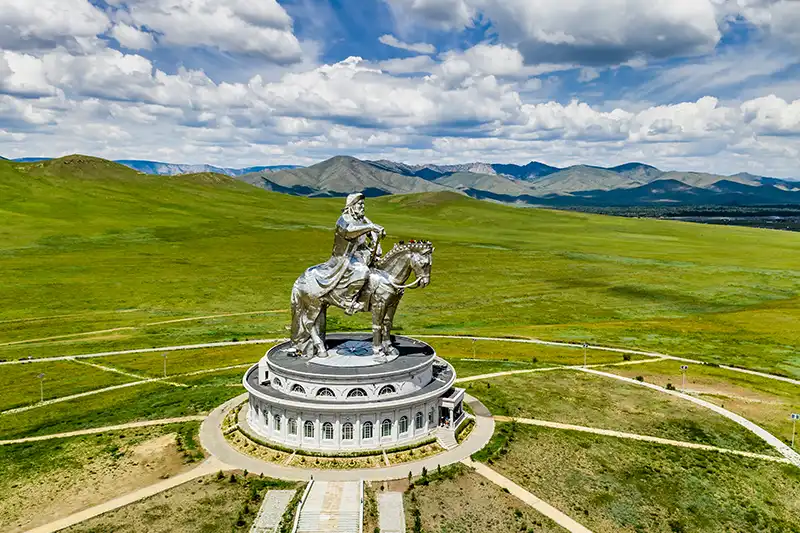 Statue équestre de Gengis Khan au milieu des steppes mongoles