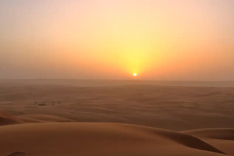 Coucher de soleil sur les dunes du désert Wahiba Sands en Oman