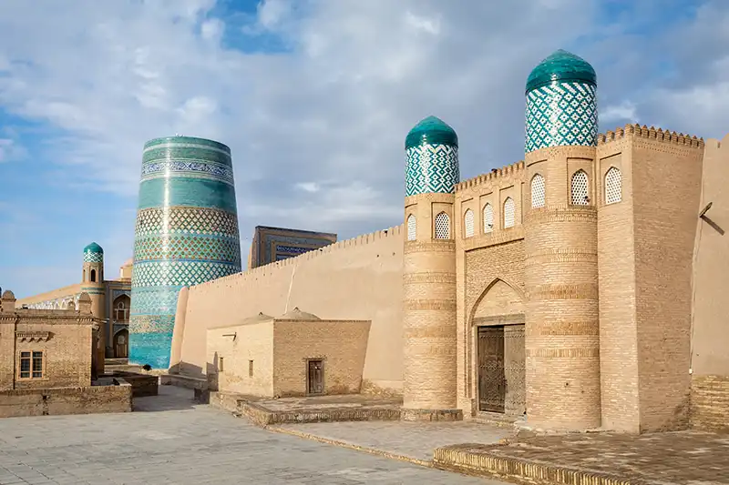 Minarets turquoise et murailles de la vieille ville de Khiva