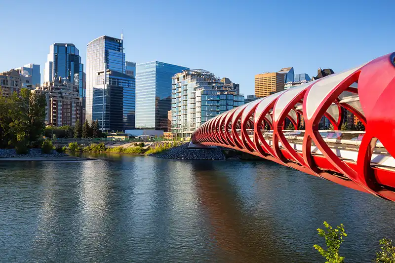 Vue de Calgary avec pont emblématique et skyline