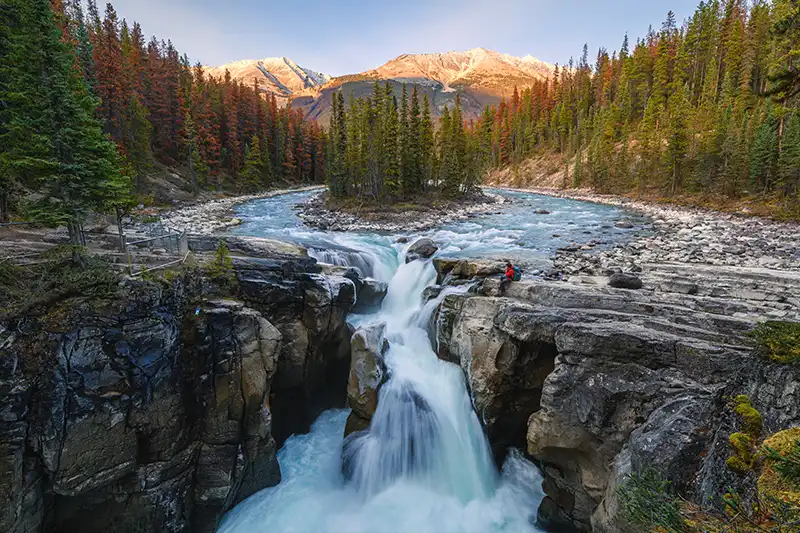 Cascade et rivière au cœur des Rocheuses canadiennes