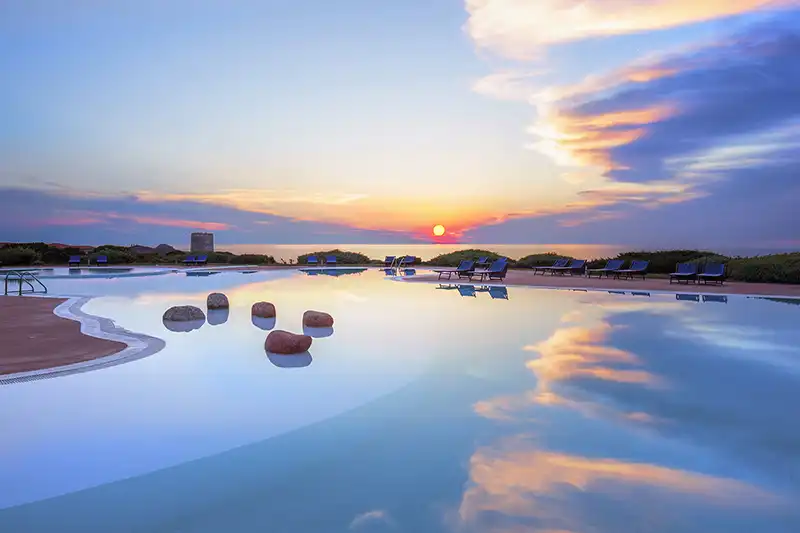 Piscines et installations bien-être de l’Hôtel Relax Torreruja Thalasso & Spa en bord de mer en Sardaigne