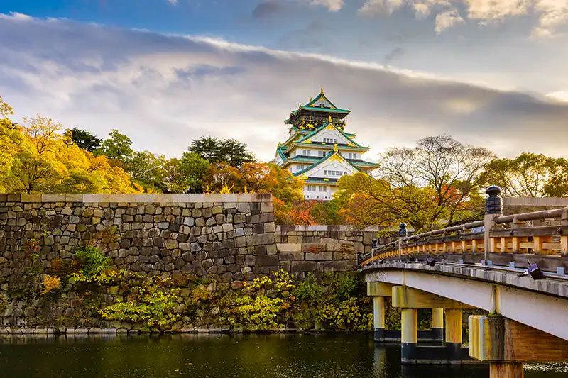 Japon – château d’Osaka entouré de jardins en automne