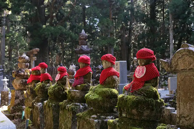 Japon – statues Jizō dans un temple