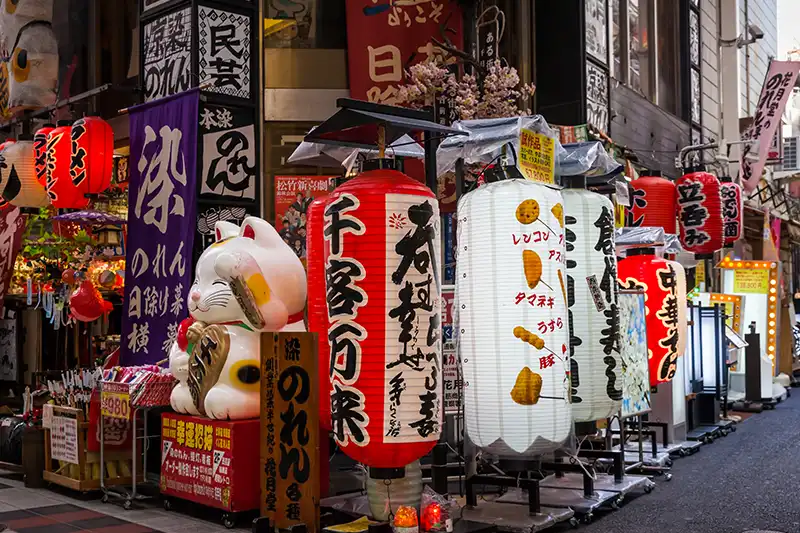 Japon – ruelle animée à Tokyo, lanternes et enseignes