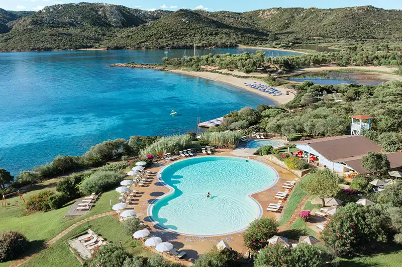 Vue aérienne du Park Hôtel & Spa Cala di Lepre à Palau, au nord de la Sardaigne, entre mer turquoise et nature préservée