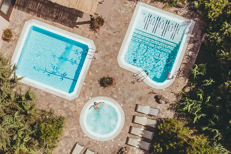 Plage de sable et eaux turquoise du Resort & Spa Le Dune, vaste complexe hôtelier en Sardaigne