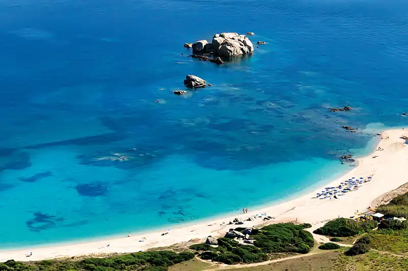 Vue aérienne du Resort Valle dell’Erica Thalasso & Spa face aux îles de la Madeleine en Sardaigne