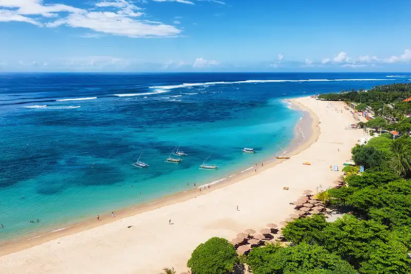 Plage de Bali aux eaux turquoise et sable clair