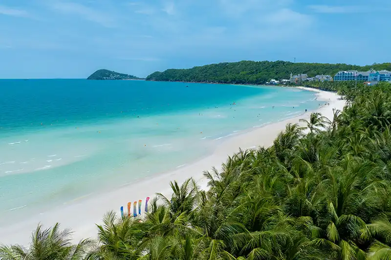 Plage de Phu Quoc au Vietnam bordée de palmiers