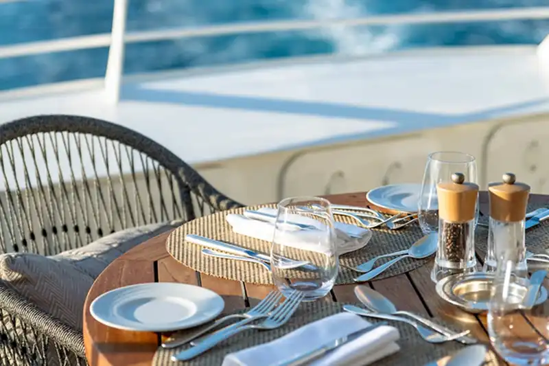 Table dressée à bord d’un navire PONANT pendant une croisière en Méditerranée