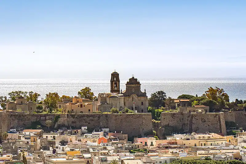 Vue de Lipari en Méditerranée lors d’une croisière PONANT entre Sicile et Malte