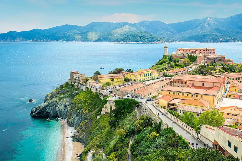 Vue de Portoferraio sur l’île d’Elbe lors d’une croisière PONANT en Méditerranée