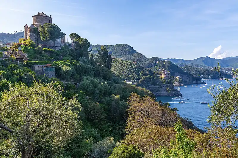 Paysage côtier de la Riviera italienne lors d’une croisière PONANT en Méditerranée