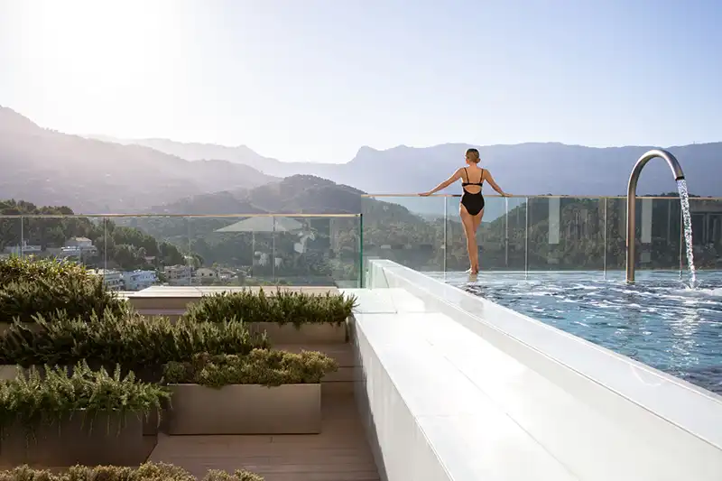 Piscine du Jumeirah Mallorca avec vue panoramique sur les montagnes de Majorque