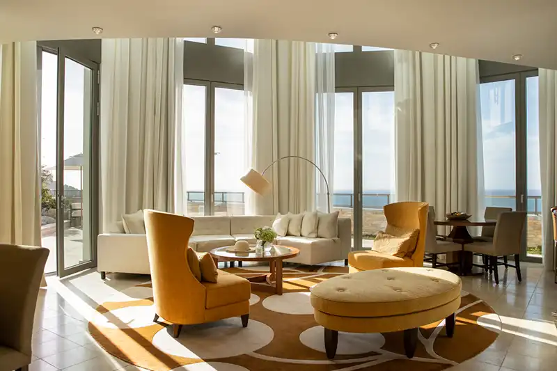 Salon lumineux d une suite du Jumeirah Mallorca avec vue sur la mer