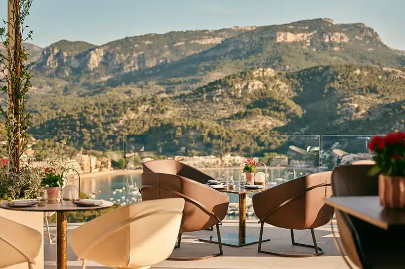 Terrasse du Jumeirah Mallorca avec vue sur Port de Soller et les montagnes