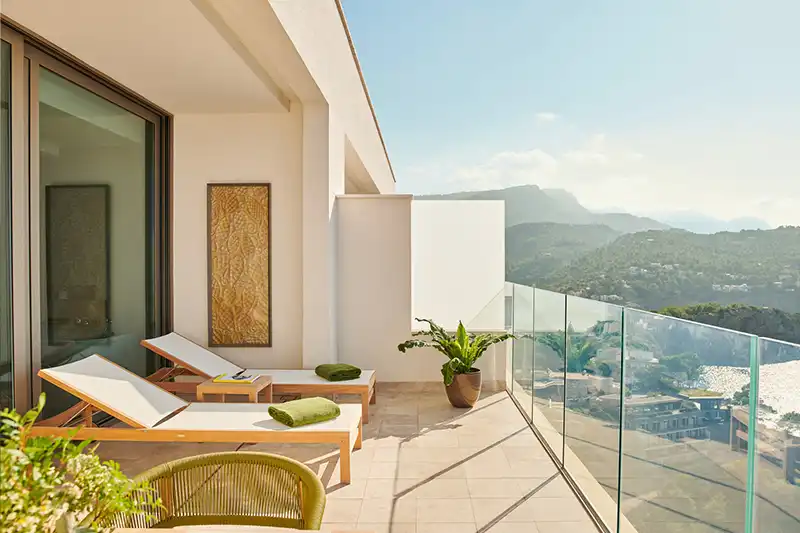 Terrasse privee d une suite du Jumeirah Mallorca avec vue sur les collines de Majorque