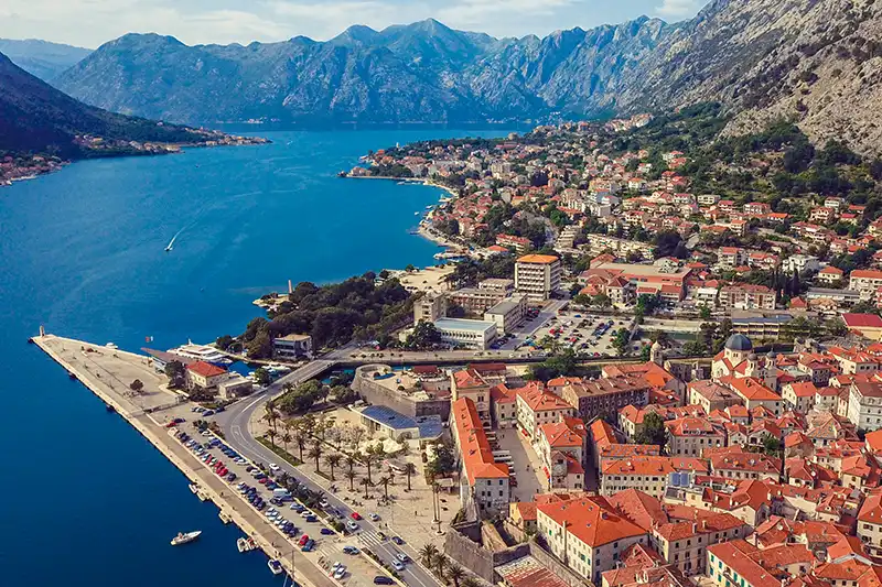 Vue panoramique sur la baie de Kotor au Monténégro pendant le circuit autotour Monténégro en liberté