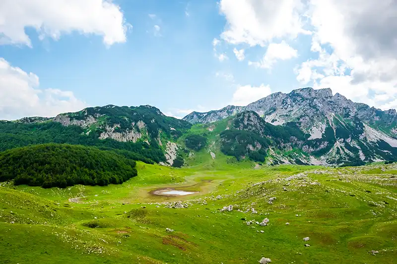 Paysages de montagne dans le parc du Durmitor au Monténégro lors du circuit autotour Monténégro en liberté