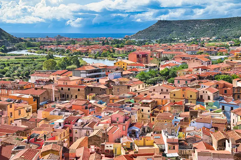 Vue panoramique sur Bosa en Sardaigne pendant le circuit autotour Sardaigne authentique
