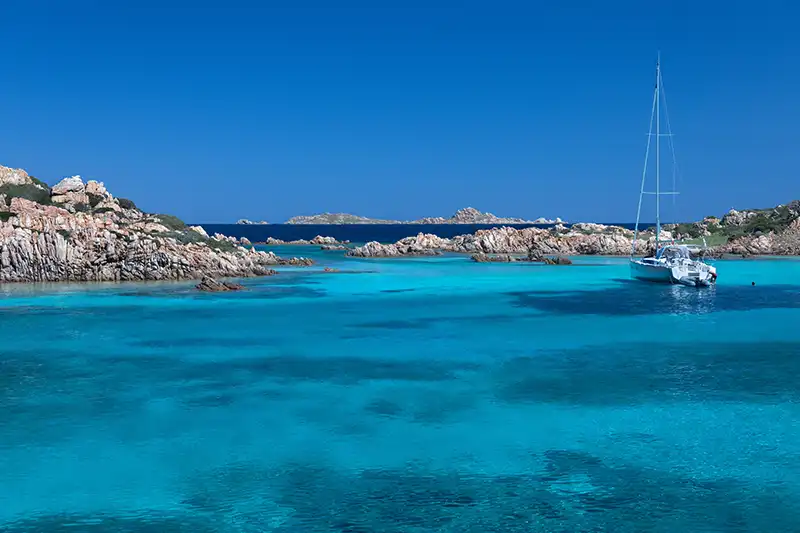 Crique aux eaux turquoise en Sardaigne lors du circuit autotour Sardaigne authentique