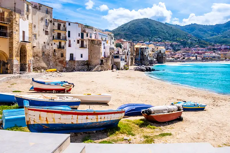 Plage et village de Cefalù en Sicile durant le circuit autotour Découverte de la Sicile