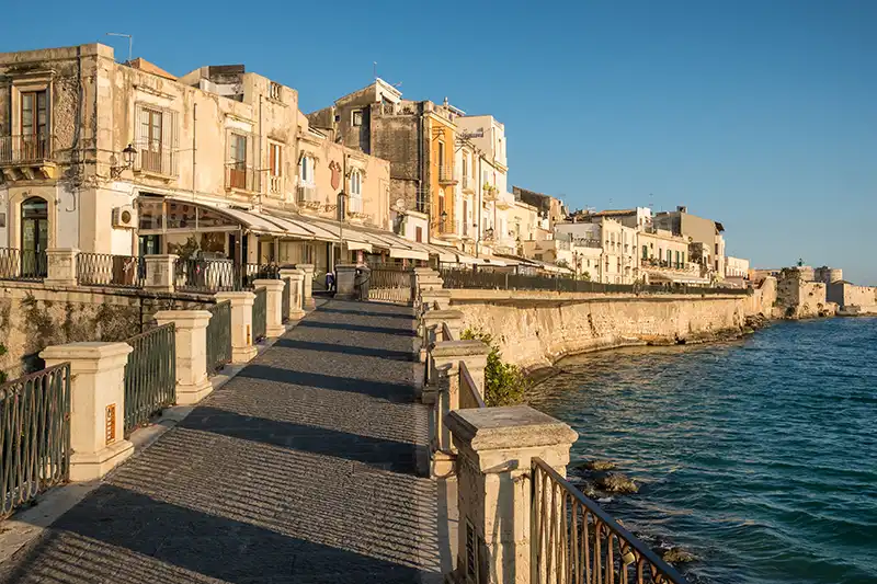 Front de mer d’Ortigia à Syracuse en Sicile lors du circuit autotour Découverte de la Sicile