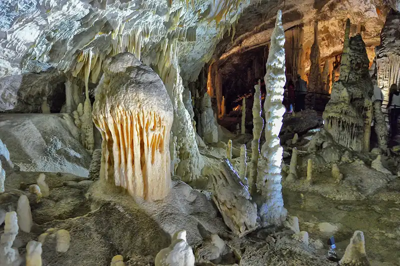 Intérieur d’une grotte karstique en Slovénie pendant le circuit autotour L’échappée verte