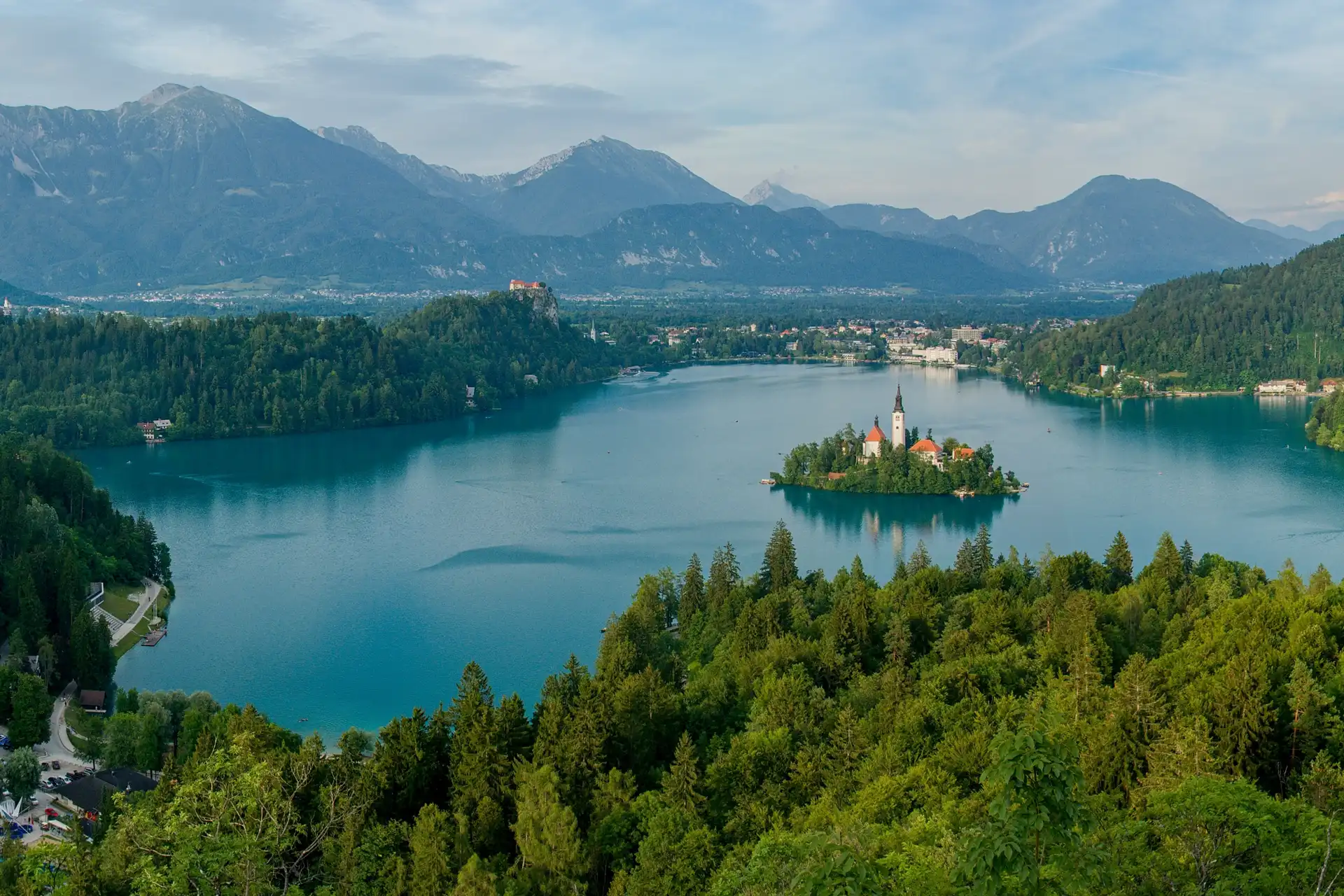 Vue du lac de Bled et de son île en Slovénie pour le circuit autotour L’échappée verte