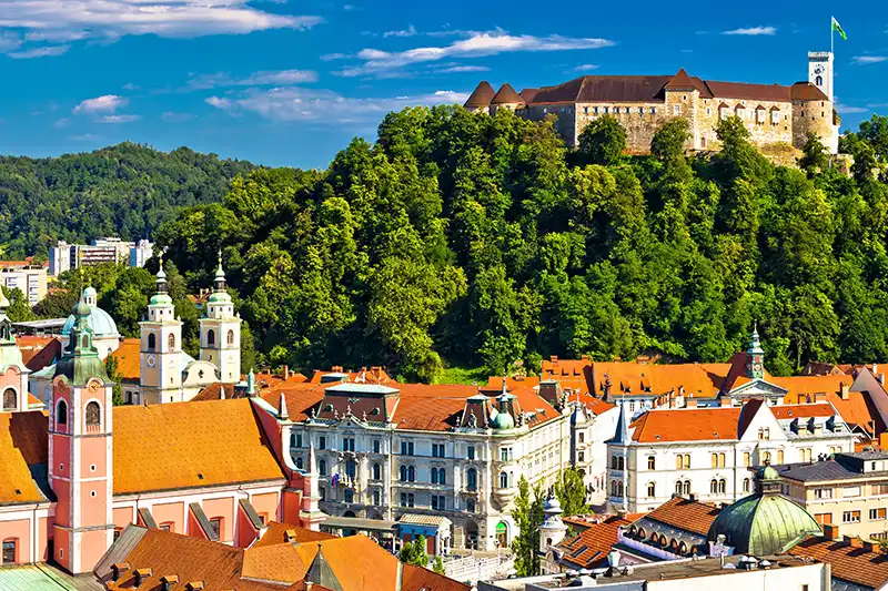 Vue sur Ljubljana et son château en Slovénie pendant le circuit autotour L’échappée verte