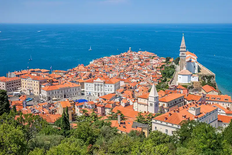 Vue sur Piran et la côte adriatique slovène lors du circuit autotour L’échappée verte