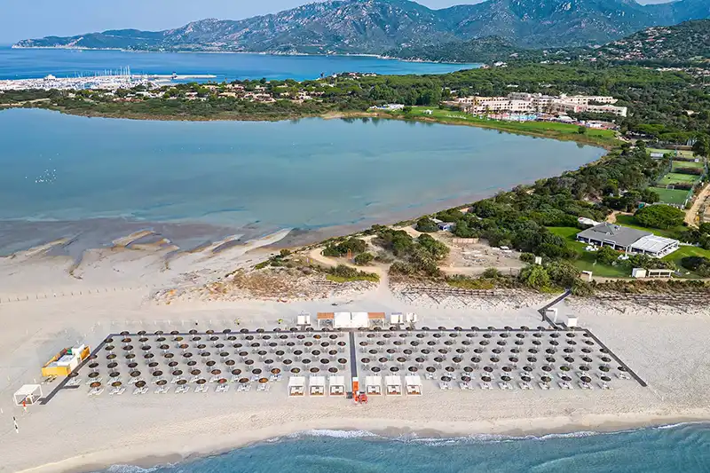 Plage et lagon près de l’Almar Timi Ama Villasimius en Sardaigne